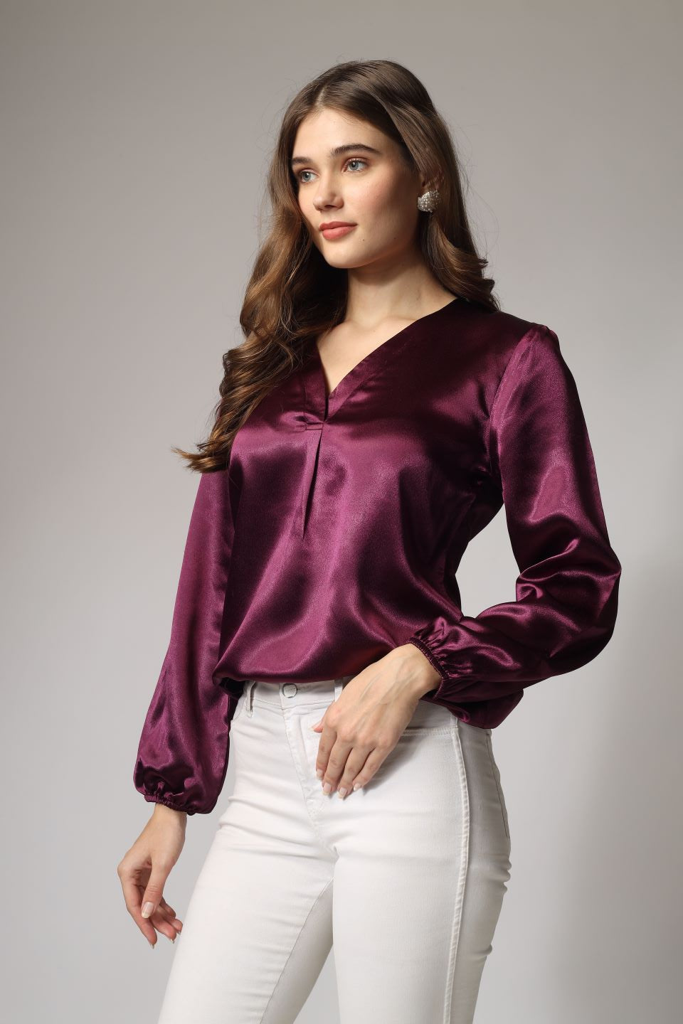 This solid wine-coloured top with a stylish V-neck is a perfect blend of elegance and comfort
