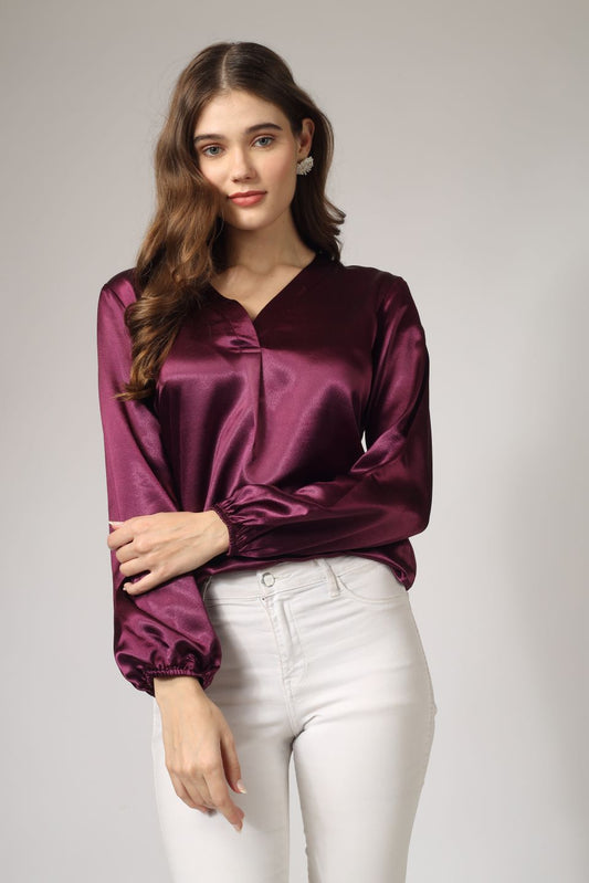 This solid wine-coloured top with a stylish V-neck is a perfect blend of elegance and comfort