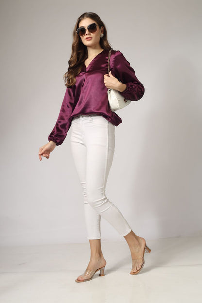 This solid wine-coloured top with a stylish V-neck is a perfect blend of elegance and comfort