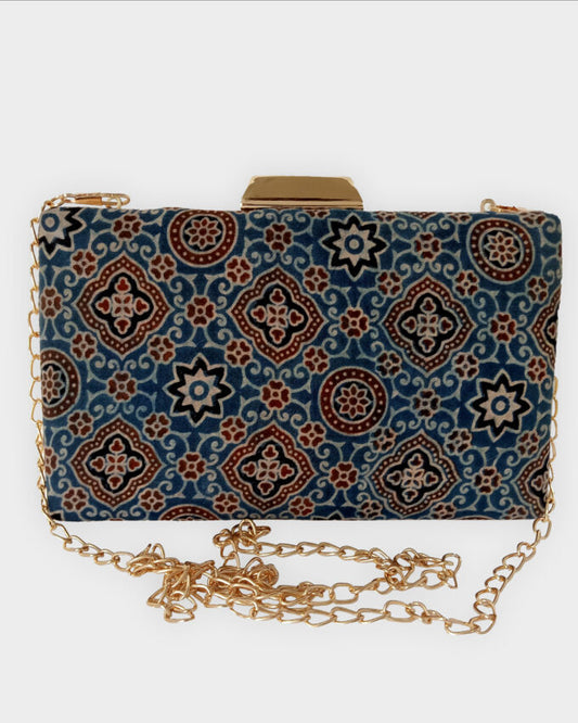 The minimalist design is enhanced with a chic chain strap,offering a perfect blend of classic charm and modern style.