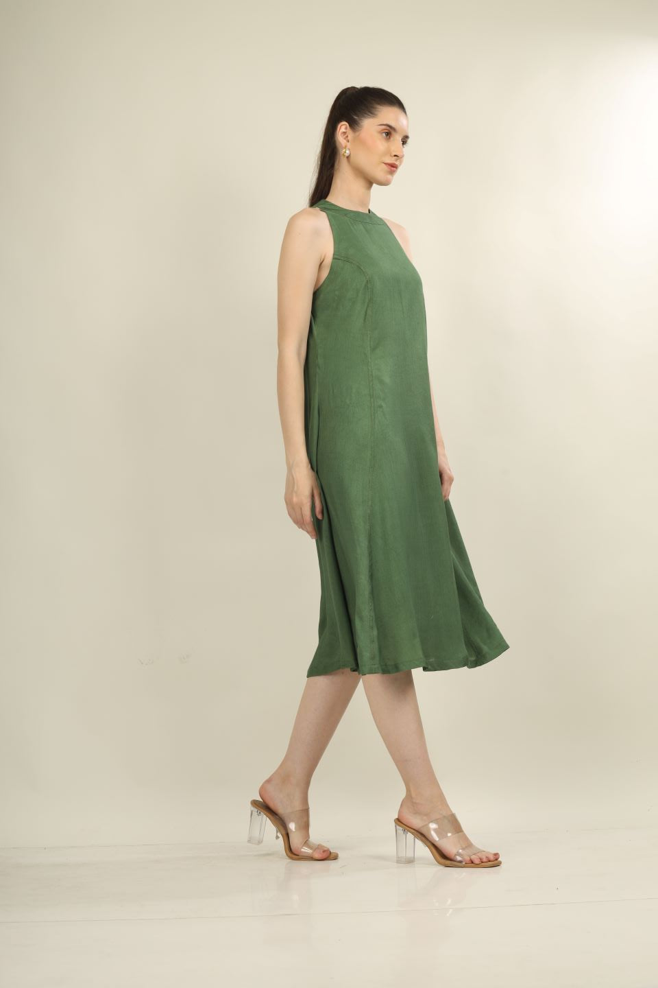 Elegant Green Halter Neck Crepe Dress – All-Season Versatility