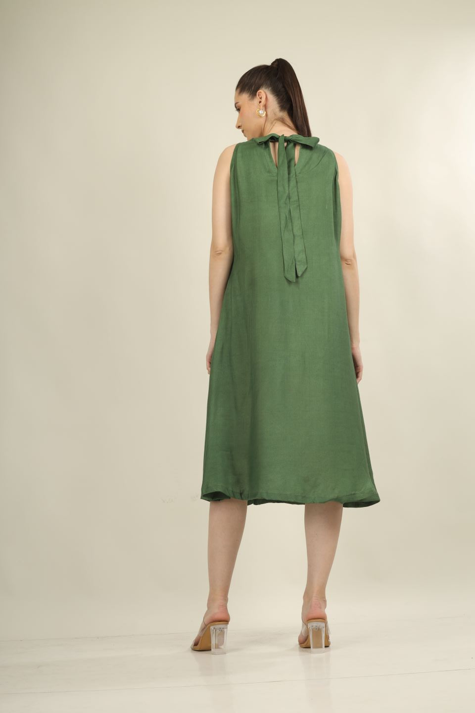 Elegant Green Halter Neck Crepe Dress – All-Season Versatility