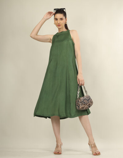 Step into elegance with this stunning halter neck dress crafted from luxurious Mashru crepe,